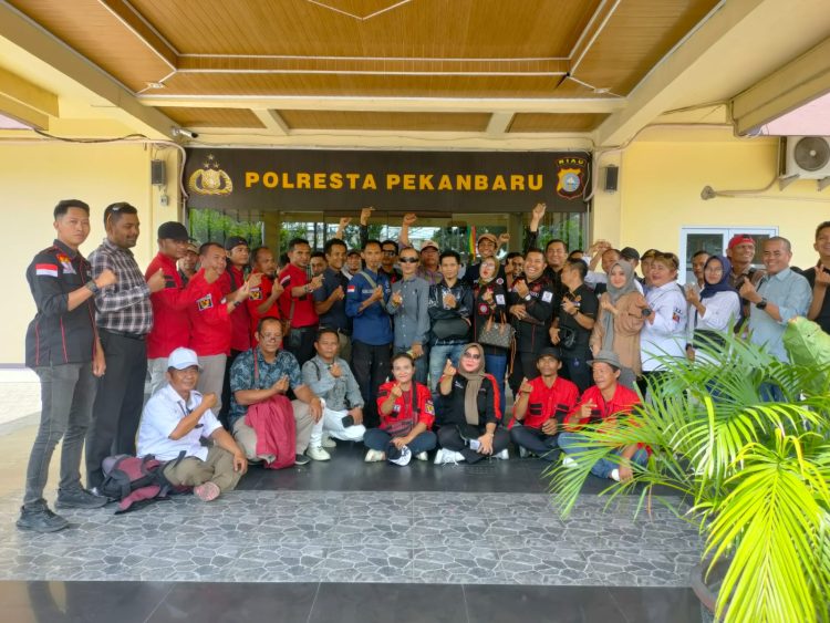 Ratusan Insan Pers Meminta Kasat Reskrim Polresta Pekanbaru Mengklarifikasi Pernyataannya Yang Melukai Hati Insan Pers