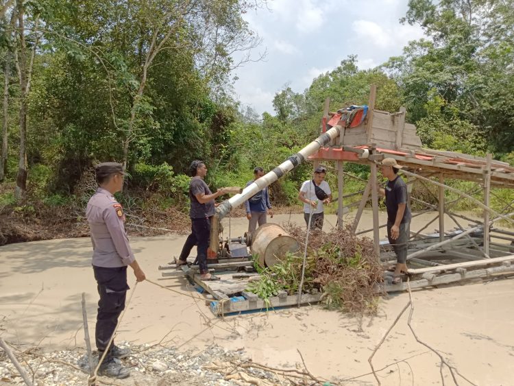 Polsek Cerenti Lakukan Penertiban Aktivitas Penambangan Emas Tanpa Izin (PETI) di Desa Pulau Sipan Kecamatan Inuman