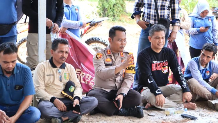 Kapolres Kuansing Pimpin Peninjauan TPS 02 Perbatasan Desa Sungai Besar Hilir dan Desa Pesajian, Pastikan Keamanan Pilkada 2024