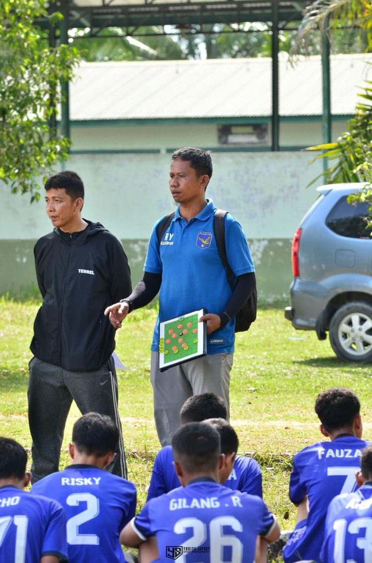 Coach Rhino Yuska Bangga Dengan Performa Anak Asuhnya “SSB RUMBAI FC” Pada Liga RJL U – 15 di Stadion Batrai Q Kubang