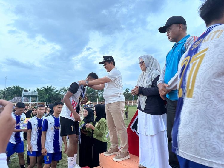 H Edi Basi, Msi, MH Menghadiri Penutupan Turnamen Sepak Bola Darussalam Cup III di Desa Kuntu Darussalam