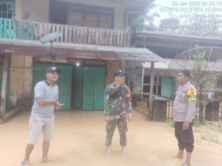 Polsek Hulu Kuantan Lakukan Patroli dan Monitor Banjir Akibat Luapan Sungai Ulo