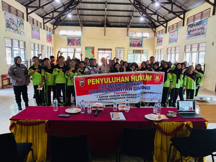 Sikum Polres Kuansing Berikan Penyuluhan Hukum Pemberantasan Narkotika di SMP Negeri 6 Teluk Kuantan