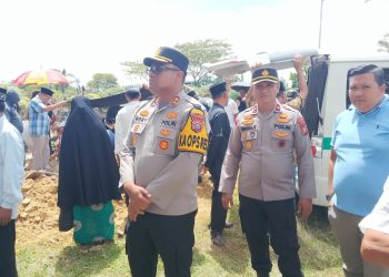 Kapolres Kampar dan Kapolsek Siak Hulu Pimpin Pengamanan Prosesi Pemakaman Tokoh Riau Chaidir