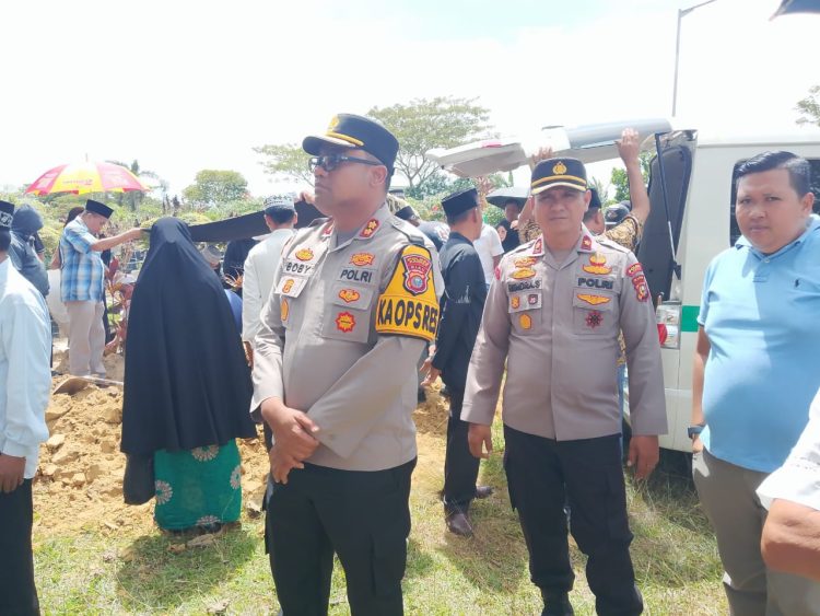 Kapolres Kampar dan Kapolsek Siak Hulu Pimpin Pengamanan Prosesi Pemakaman Tokoh Riau Chaidir